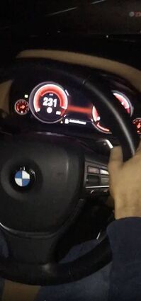 Ausschnitt aus dem Beweisvideo. Der Tacho zeigt Tempo 231 an. Der Unfallfahrer von 2019 soll schon vorher durch Rasereien aufgefallen und auch bereits einmal den