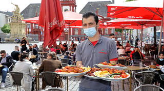 Omar Ahmed und seine Kollegen haben im "Istanbul" am Mannheimer Marktplatz alle Hände voll zu tun.