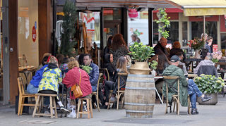 Gemütlich in der Stadt sitzen und ein Gläschen Wein genießen - das ist in Mannheim seit Sonntag wieder möglich.