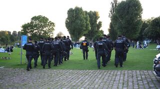 Nach den Ausschreitungen am Vorabend räumte die Polizei am späten Sonntagabend die Heidelberger Neckarwiese. Zu diesem Zeitpunkt hielten sich schätzungsweise 400 meist jugendliche und junge Erwachsene auf dem Areal auf.
