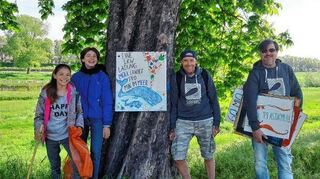 Mitglieder der Surfrider hängen Schilder zum Thema Plastikvermeidung am Neckar auf: Malika (v.l.) und Lucia Höfer, Uwe Franken und Joachim Pipp.