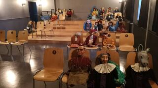 Sonst sitzt hier das Publikum des Mannheimer Puppentheaters – doch jetzt versammeln sich im Zuschauerraum Figuren aus dem Fundus.