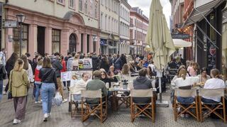 Volle Straßen in der Altstadt: Viele Menschen nutzen am Wochenende das schöne Wetter für einen Ausflug nach Heidelberg.