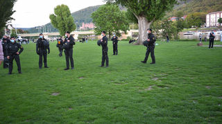 Mit starken Kräften gelang es der Polizei am Sonntag, die Menschen auf der Heidelberger Neckarwiese so zu zerstreuen, dass sie sich nicht mehr als Gruppe zusammenfanden.