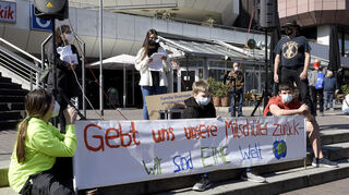 Mitschüler prostestierten in der Innenstadt gegen die Abschiebung der Familie nach Armenien.