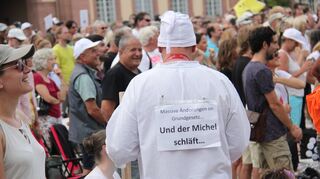 Glaube an alternative Fakten ist oft stärker als wissenschaftliche Argumente: Teilnehmer einer „Querdenker“-Demo im Ehrenhof des Mannheimer Schlosses.