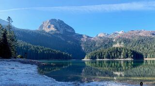 Raureif überzieht die Uferwiese am Crno jezero im Durmitor-Nationalpark. Montenegro empfiehlt sich auch in der Nebensaison im Frühjahr oder Herbst.