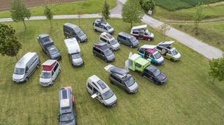 mid Heilbronn - 27 Fahrzeuge von 16 Herstellern standen am Weingut Steinbachhof in der Nähe von Heilbronn bei der großen Frühjahrsschau von Volkswagen Nutzfahrzeuge zur Besichtigung bereit.