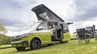 mid Heilbronn - SpaceCamper nutzt im &#8222;Classic Open&#8220; nicht nur jeden Kubikzentimeter Raum bis hin zur Klapptoilette in der Schiebetür, auch der Umbau der Sitzbank zum bequemen Bett funktioniert in Sekunden.