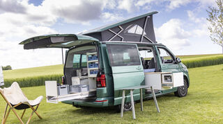 mid Heilbronn - Mit einem komplett neuen T6-Raumkonzept überrascht Newcomer Queensize Camper. Der Küchenblock des &#8222;Inside Two&#8220; mit Herd, Kühlschrank und Waschbecken ist über die gesamte Fahrzeugbreite quer hinter den drehbaren Vordersitzen eingebaut.