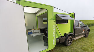 mid Heilbronn - Einen weiteren kreativen Ansatz zeigt Queensize Camper mit dem &#8222;Flip90-Pickup&#8220;. Der Aufbau aus ultraleichten Kunststoff-Wabenplatten entfaltet sich per 90-Grad-Drehung eines über die Basis gestülpten Heckteils zu doppelter Größe.