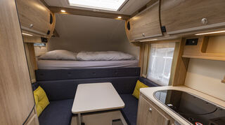 mid Heilbronn - Die Traditionsfirma Tischer zeigt ihre immer weiter verbesserte Absetzkabine &#8222;Trail 230 S&#8220; mit Alkoven-Bett. Der Grundriss überzeugt immer wieder durch hohen Komfort und volle Stehhöhe. Inklusive VW Amarok kostet der Aufbau ab 99.000 Euro.