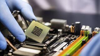 Bereits seit Ende vergangenen Jahres fehlen vor allem Elektrobauteile wie Computerchips, aber auch Kunststoffe, Stahl, Kupfer und Holz.
