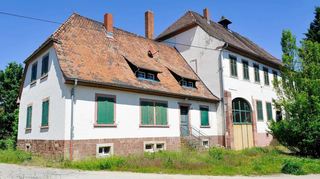 Im Herrenhaus, um 1780 auf mittelalterlichen Fundamenten gebaut und einst Gutsschänke, soll die Sanierung beginnen und die ersten Schüler einziehen.