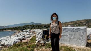 Gökay Akbulut am Flüchtlingslager Kara Tepe auf der griechischen Insel Lesbos.