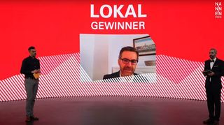 Stefan Proetel nimmt auf der virtuellen Preisverleihung die Auszeichnung in der Kategorie "Lokal" entgegen.
