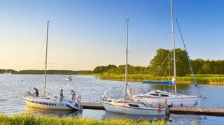 Abendstimmung auf dem Wasser: Die Masurische Seenplatte ist für einen Bootsurlaub ideal, der Schiffsverleih einfach möglich.
