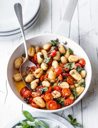 Die Gnocchi mit Kirschtomaten-Kapern-Butter versetzen in Urlaubsstimmung.