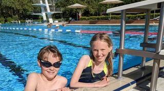 Maximilian (l.) und Johanna sind erst kürzlich umgezogen und haben das Freibad erstmals besucht. Die Frühschwimmer halten derweil einen Plausch.