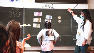 Spielerisch lösen Kinder in der Rheinau-Grundschule Mathe-Aufgaben. Das ist aber nur ein kleiner Teil des zweiwöchigen Lernferien-Programms.