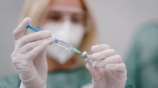 Eine Dosis des Impfstoffs Comirnaty von Biontech/Pfizer wird aufgezogen.