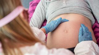 Sensibel und sicher: Jede Frau erlebt die Geburt anders. Bei übergriffigem Verhalten von Geburtshelfenden bietet auch die Elterninitiative Mother Hood Hilfe.