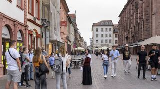 Die Stadtführungen haben wieder begonnen: Eine „Henkerstochter“ berichtet dieser Besuchsgruppe aus dem Mittelalter.