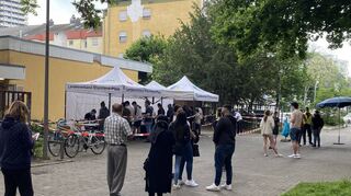 Vor den Zelten bildet sich eine Schlange Impfwilliger: Im Ludwigshafener Stadtteil Hemshof sind Bewohner von Donnerstag bis Sonntag geimpft worden.