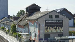 Seine alten Lagerhallen möchte Rüdiger Engert für „Kultur am Bahnübergang“ – kurz KamÜ – nutzen. Er sieht viel Potenzial, unter anderem um unter dem Dach Ateliers oder Arbeitsplätze einzurichten.