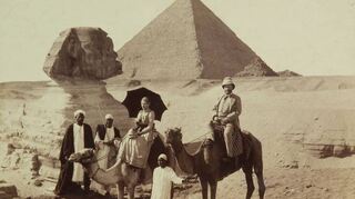 Carl und Anna Reiß vor der Sphinx in Gizeh in Ägypten. Das Foto wurde aufgenommen im Jahr 1879.