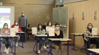 Fröbel-Schülerinnen der zehnten Klasse haben mit Lehrerin Alina Bernhardt (Zweite von links) und den Experten der AWO, Melanie Schilling und Dennis Götte (hinten), den Finanzführerschein gemacht.
