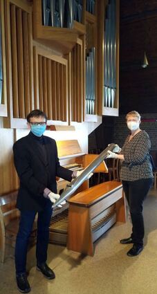 An der Orgel: Kantor Tobias Martin und Pfarrerin Kerstin Bartels.