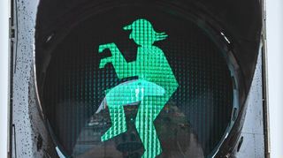 (oben) Mainzelmännchen-Ampel in Mainz und Otto Waalkes’ Ampelmännchen hüpft in Emden (unten).