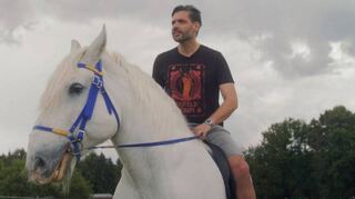 Festival-Organisator Timo Kumpf auf einem Pferd.