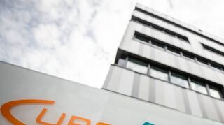 Das Logo des Biotech-Unternehmens Curevac an der Unternehmenszentrale in Tübingen.