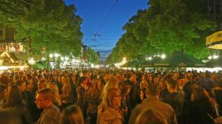 Eine Menschenmenge, dicht an dicht – das ist das Stadtfest, aber derzeit geht das nicht. Daher wurde auch der Ersatztermin nun abgesagt.