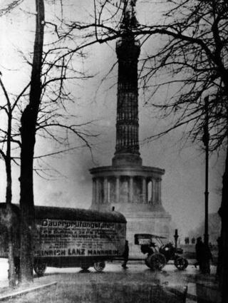 Ein Foto von 1924 von der „Dauerprüfungsfahrt“ nach Berlin mit Werbeanhänger vor der Siegessäule.