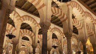 Die rotweißen Doppelbögen prägen im Innern das Bild der Mezquita von Córdoba.