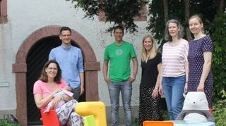 Zufriedene Gesichter angesichts der neuen Kindermöbel.
