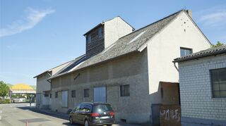 Diese beiden Lagerhallen in der Industriestraße werden saniert. Seit Jahrzehnten gehören sie Familie Engert. Nun verkauft die Stadt Engert das Grundstück.
