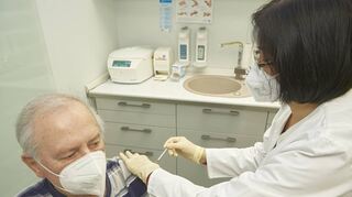 Im April, als dieses Bild entstand, war der Impfstart in den Hausarztpraxen. So auch bei Thuy Thuy Truong, die dem Patienten Karl Bär seine Spritze gibt.