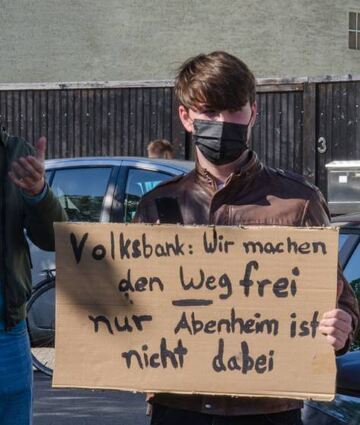 Mit improvsierten Schildern bekunden die Bürger ihren Unmut.