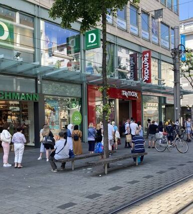 Vor einem Geschäft in der Breiten Straße hat sich eine Warteschlange gebildet.