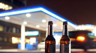 Ab Samstag darf nachts weder im Jungbusch noch auf der Neckarwiese Alkohol konsumiert werden. (Symbolbild)