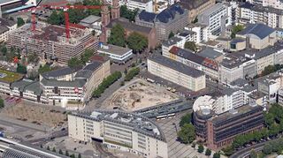 Das Ludwigshafener „Loch“: Mittlerweile arbeitet ein Bagger in der Baugrube und zerlegt den Bunker.