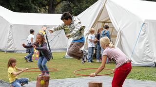 <p>Selbstständig erarbeiten die Kinder des Sommerferienspiel im Unteren Luisenpark Kunststücke, die sie am Samstagvormittag bei der Vorstellung des Zirkus "Pampelino" aufführen wollen.</p>