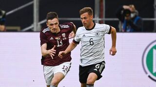 Winnie Schäfer sieht Joshua Kimmich (r.) in der DFB-Elf im Mittelfeld.