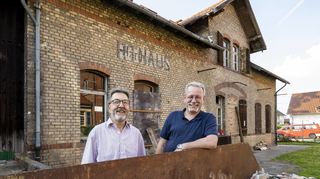 Packen an (v.l.): Vorstandsmitglied Andreas Heck und Schriftführer Hermann Grundhöfer an einem Schuttcontainer vor dem alten Harthausener Bahnhof.