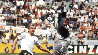 WM-Halbfinale 1986 in Mexiko: Rudi Völler (l.) hebt den Ball zum 2:0 über den französischen Torhüter Joel Bats.