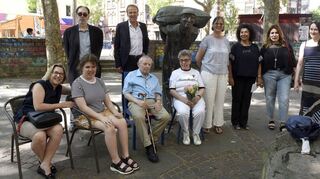 Verabschiedet: Norbert Herrmann (sitzend) mit (v.l.) Tochter Beate, Enkelin Mirja und Ehefrau Maria. Dahinter der neue Vorstand mit (v.l.) Achim Machill, Kai Baldenius, Anne Kreß, Maura Lucci, Fouzia Hammoud und Sigrun Unger.